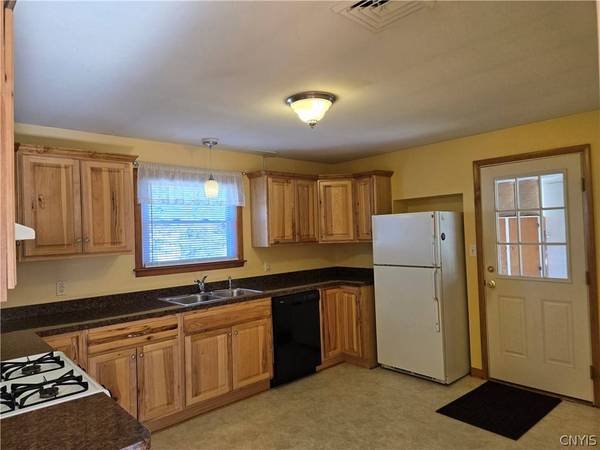 417 Locust DR, Utica, NY 13502