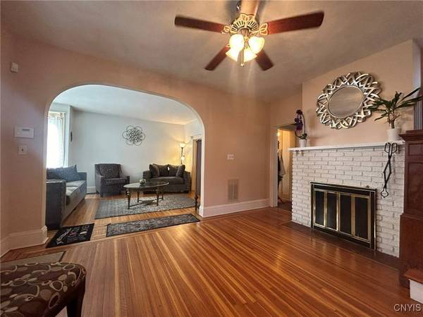 2 Cromwell PL, Utica, NY 13502