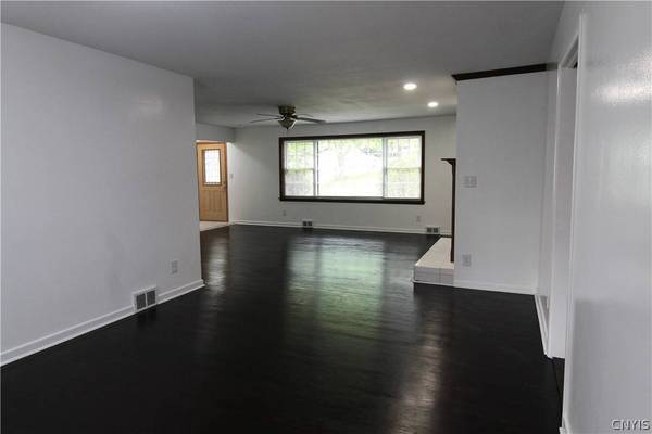 24 Forest RD, New Hartford, NY 13413