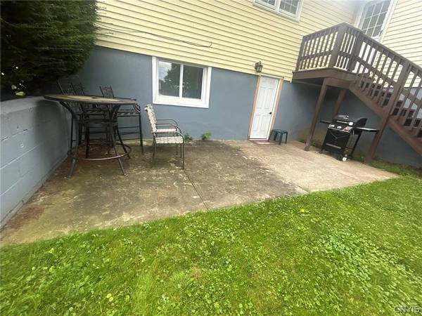 4 Center TER, New Hartford, NY 13413