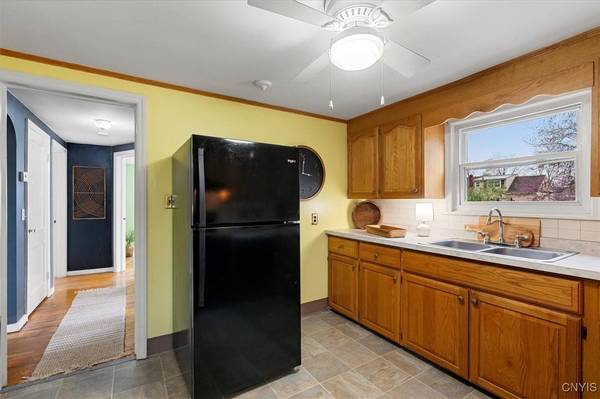 27 Allman PL, New Hartford, NY 13413