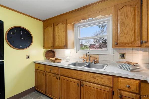 27 Allman PL, New Hartford, NY 13413