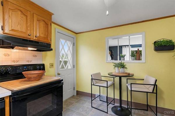 27 Allman PL, New Hartford, NY 13413