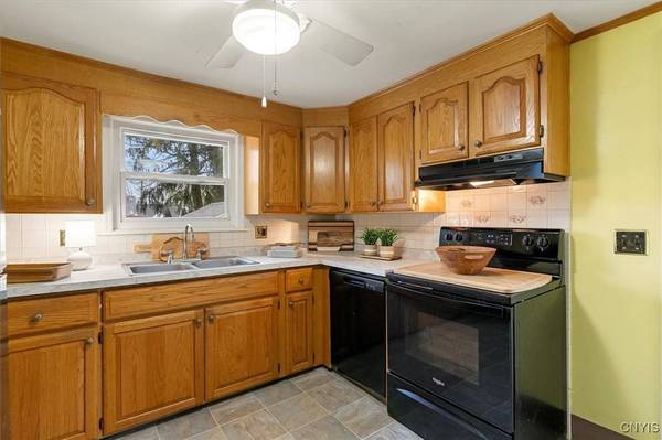 27 Allman PL, New Hartford, NY 13413