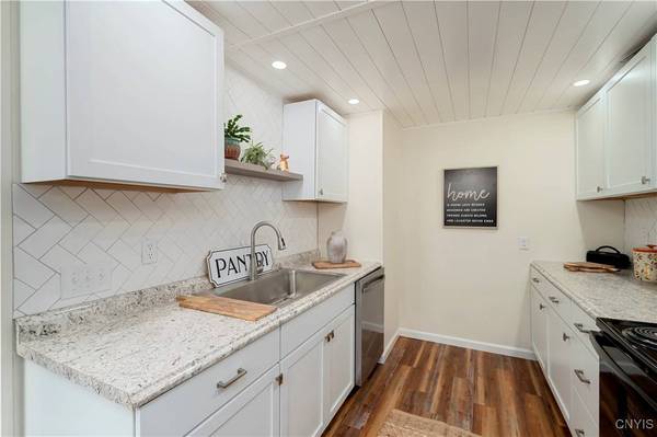 127 1/2 Oxford RD, New Hartford, NY 13413