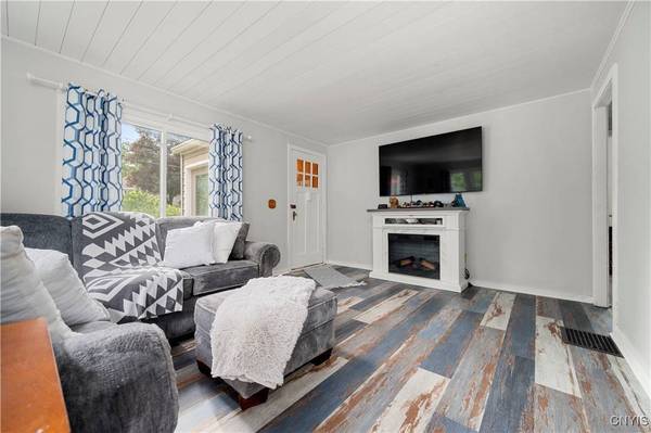 127 1/2 Oxford RD, New Hartford, NY 13413