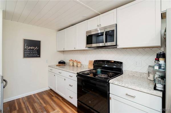 127 1/2 Oxford RD, New Hartford, NY 13413