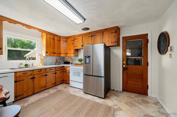 111 Fairway DR, New York Mills, NY 13413