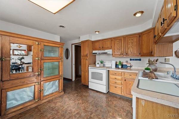 9287 Summit RD, Sauquoit, NY 13456