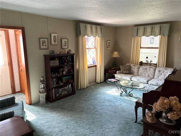 18 Morris CIR, New Hartford, NY 13413