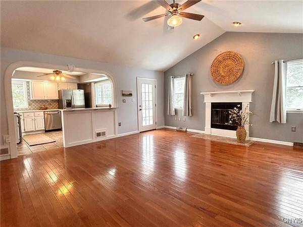 9111 Birch CIR, Marcy, NY 13403