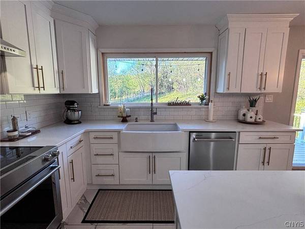 9529 Chapman RD, New Hartford, NY 13413