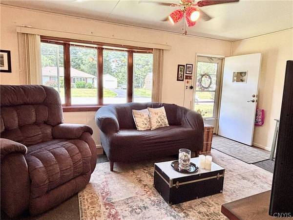 34 Tamarack DR, New Hartford, NY 13413