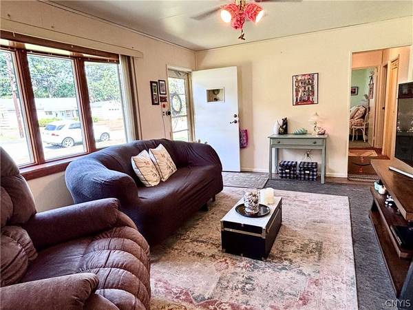 34 Tamarack DR, New Hartford, NY 13413