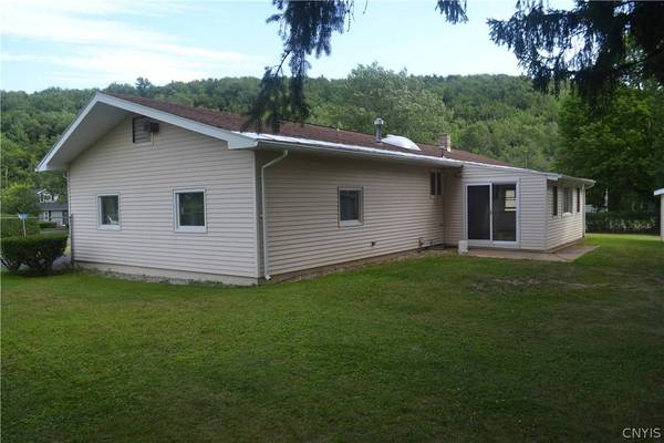 57 Pond LN, Utica, NY 13501