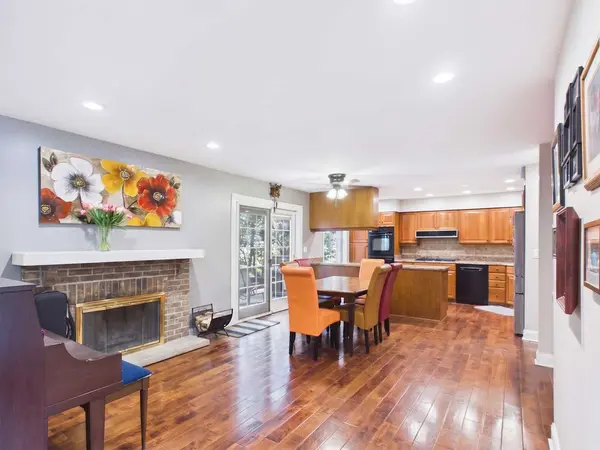 2541 Cobblewood DR, Northbrook, IL 60062