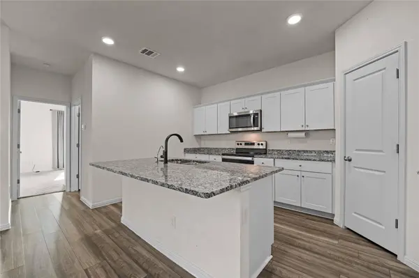 305 Red Fish LN, Hutto, TX 78634