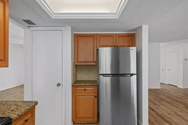 8906 124TH ST N, Seminole, FL 33772