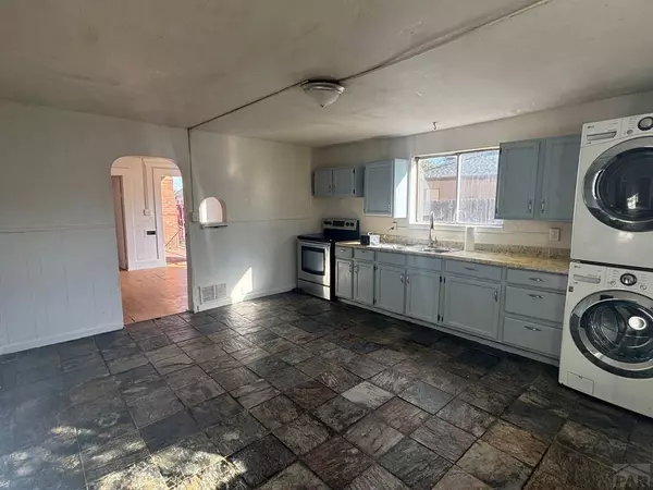 1027 Abriendo Ave, Pueblo, CO 81004