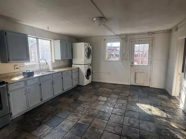 1027 Abriendo Ave, Pueblo, CO 81004