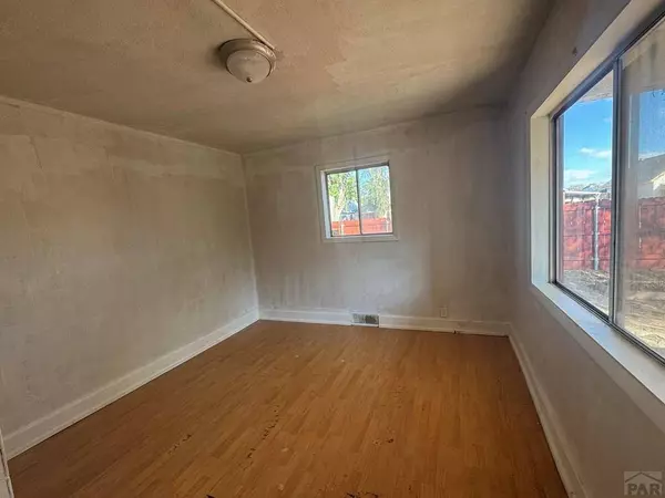 1027 Abriendo Ave, Pueblo, CO 81004