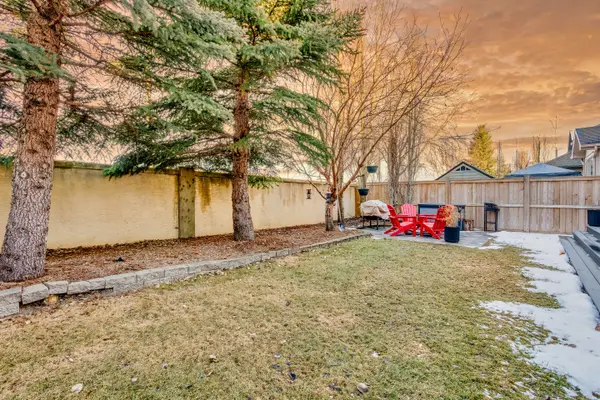 90 Discovery Ridge Rd SW, Calgary, AB T3H 4R4