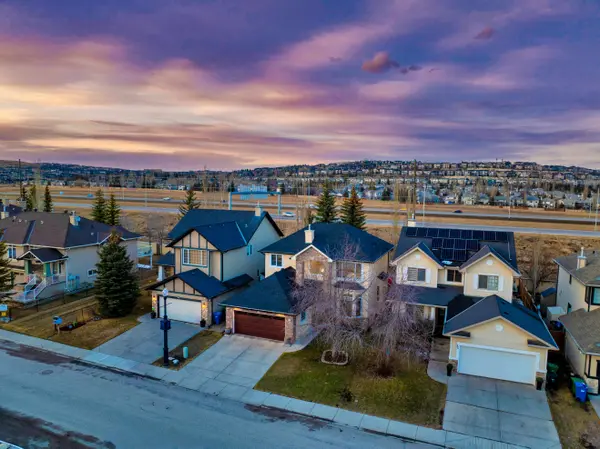 90 Discovery Ridge Rd SW, Calgary, AB T3H 4R4