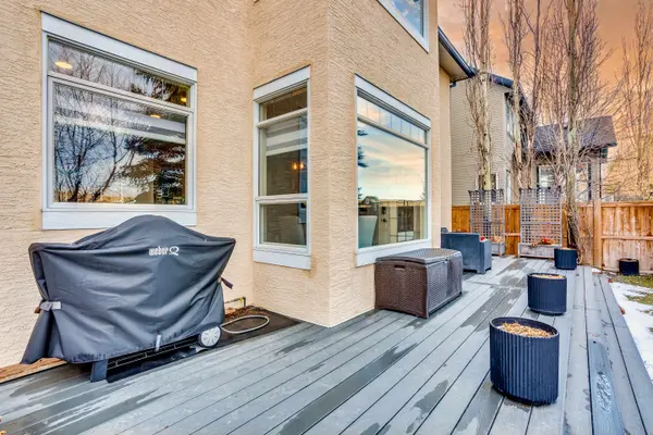 90 Discovery Ridge Rd SW, Calgary, AB T3H 4R4