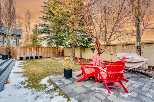 90 Discovery Ridge Rd SW, Calgary, AB T3H 4R4