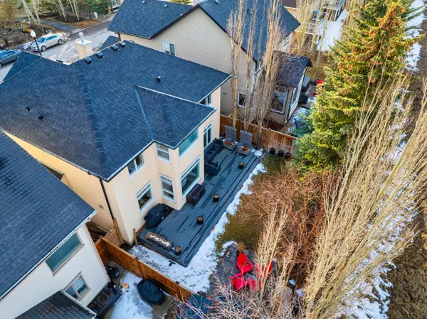 90 Discovery Ridge Rd SW, Calgary, AB T3H 4R4