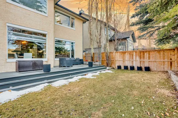 90 Discovery Ridge Rd SW, Calgary, AB T3H 4R4