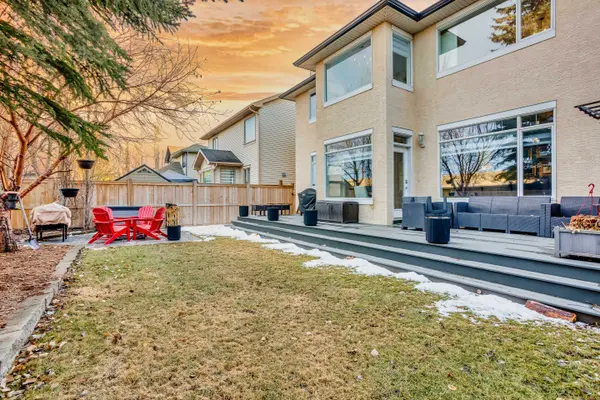 90 Discovery Ridge Rd SW, Calgary, AB T3H 4R4