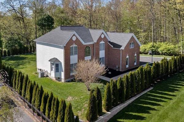 7 Dickinson Circle, Shrewsbury, MA 01545