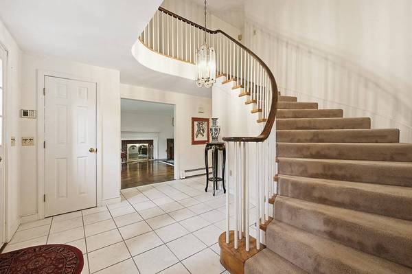 17 Olde Coach Road, Westborough, MA 01581
