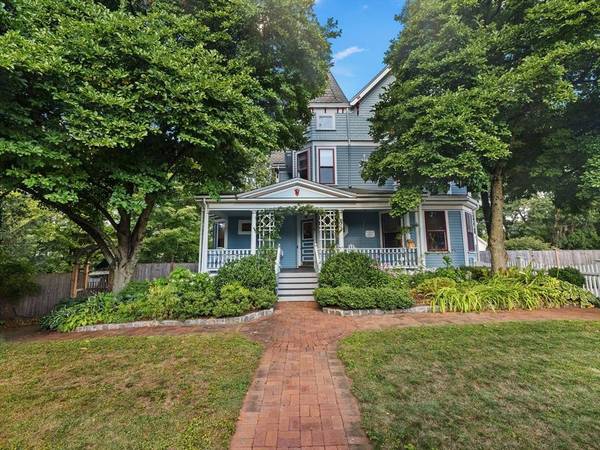 4 Latisquama Rd, Southborough, MA 01772