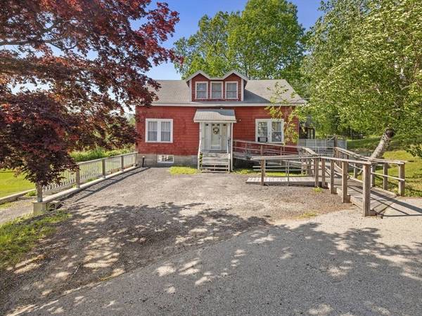 2 Woodcliffe Ave, Worcester, MA 01604