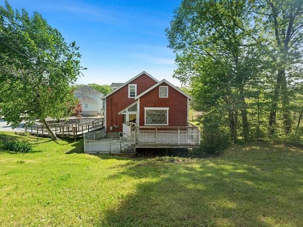 2 Woodcliffe Ave, Worcester, MA 01604