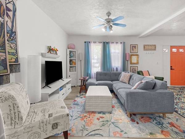 2 Woodcliffe Ave, Worcester, MA 01604