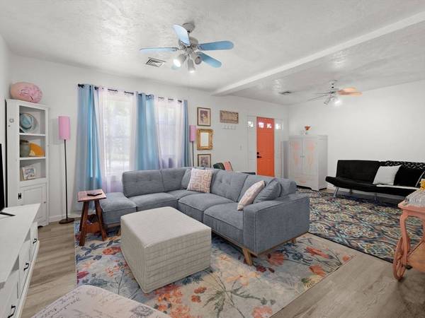 2 Woodcliffe Ave, Worcester, MA 01604