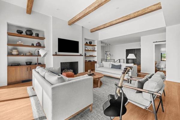 1 Confidential Avenue, Belchertown, MA 01007