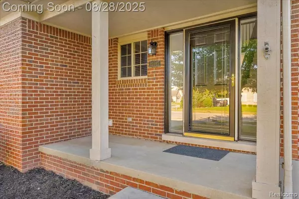 15565 Applewood Lane, Southgate, MI 48195