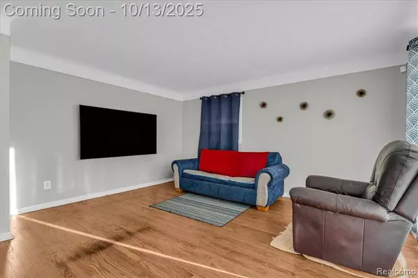 21460 Parklawn Street, Oak Park, MI 48237