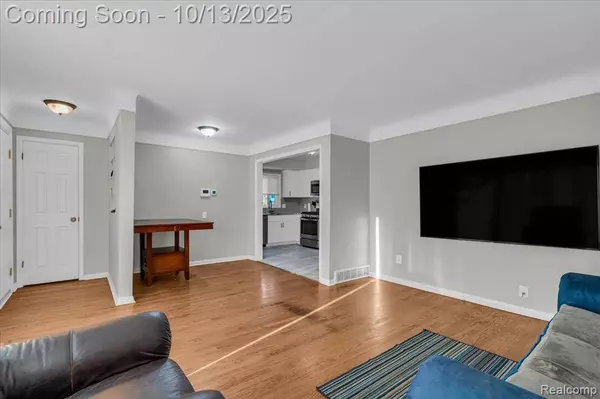 21460 Parklawn Street, Oak Park, MI 48237