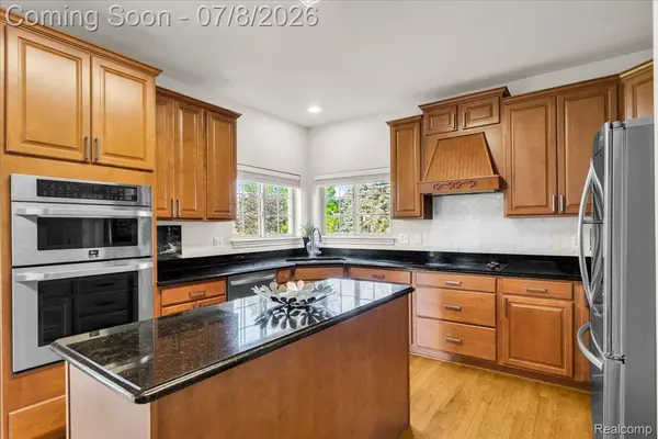 1143 Polo DR, Southfield Township, MI 48178