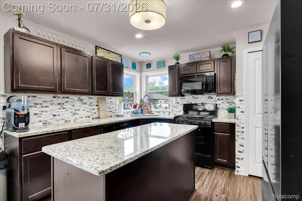 23990 Pennington LN, Brownstown Charter Township, MI 48134