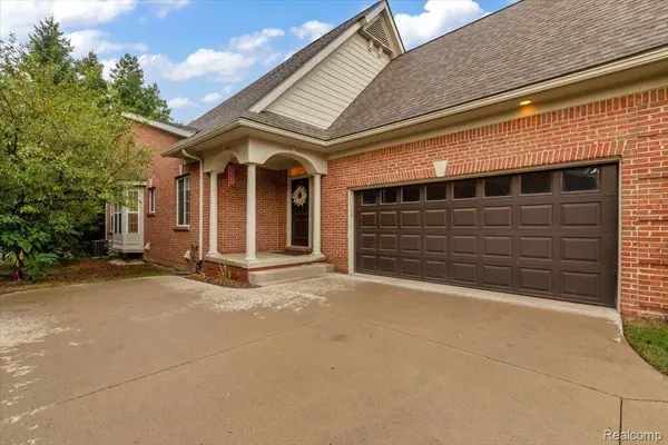 37525 Newburgh Park CIR, Livonia, MI 48152