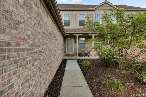3947 Hunters CIR E, Originalcity, MI 48188