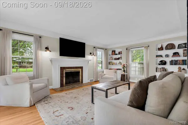 27250 Santa Barbara DR, Lathrup Village, MI 48076
