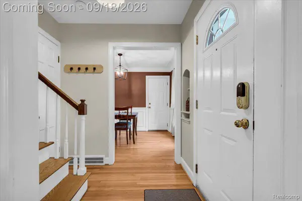 27250 Santa Barbara DR, Lathrup Village, MI 48076