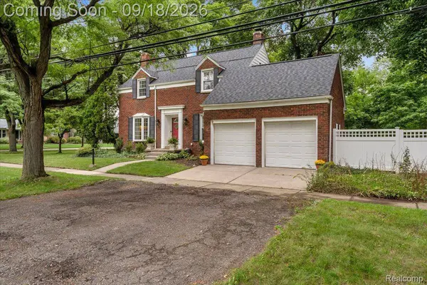 27250 Santa Barbara DR, Lathrup Village, MI 48076